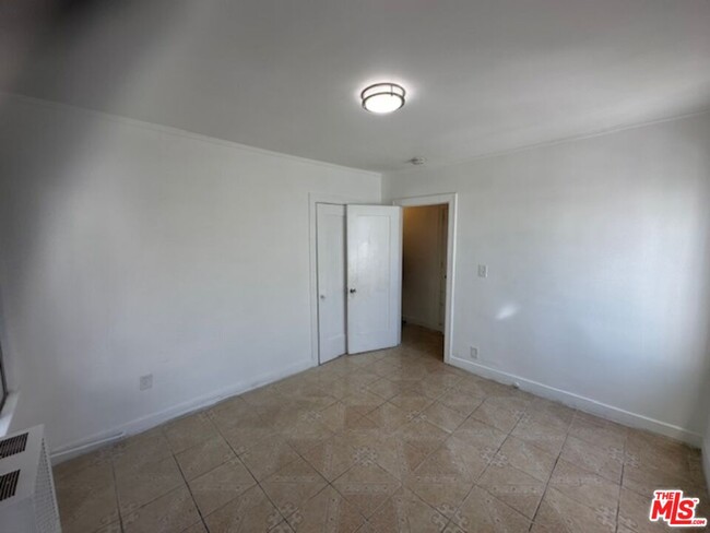 Building Photo - 652 E 74th St