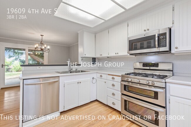 Building Photo - Beautifully updated 3 bed/1.75 bath in Des...