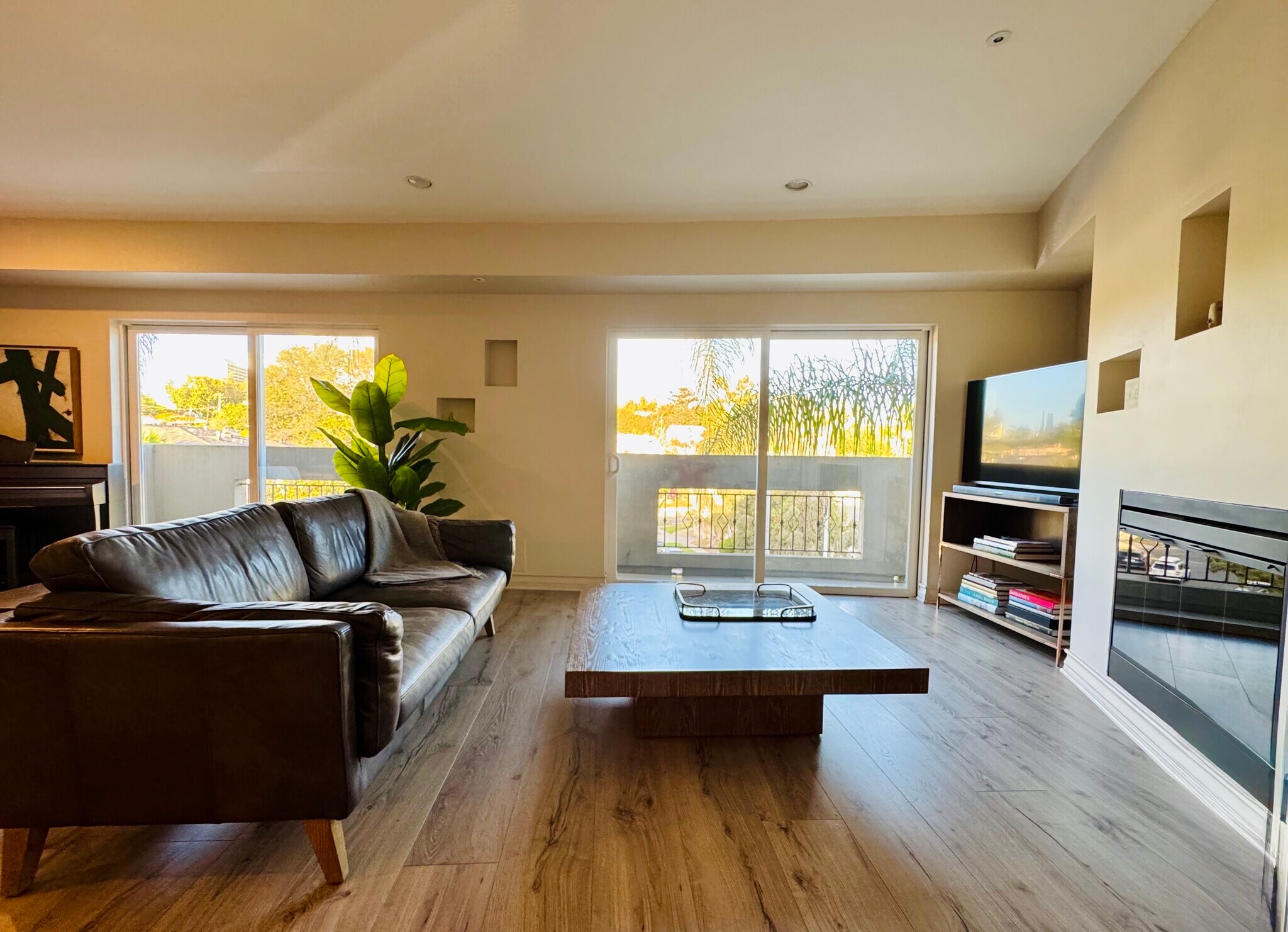 Building Photo - 2101 S Beverly Glen Blvd