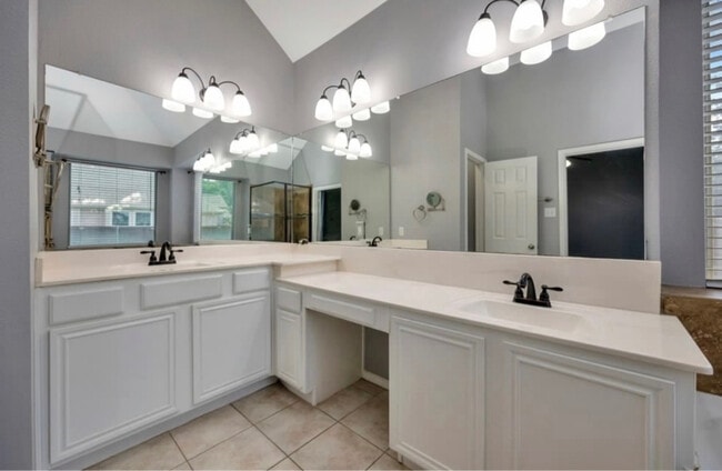 Building Photo - 10150 Santa Clara Ave