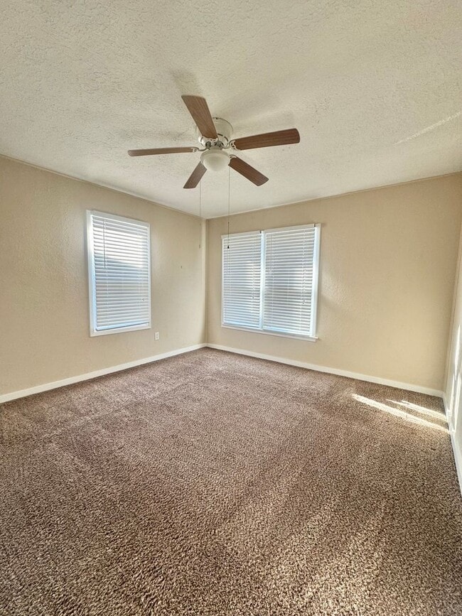 Building Photo - NOW AVAILABLE - 3 Bedroom Home!!