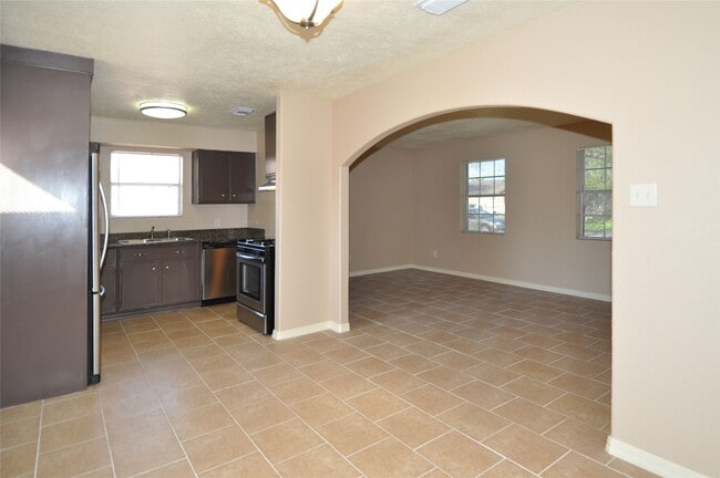 Building Photo - 4710 Pine St