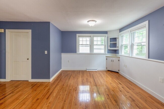 Building Photo - 10 Samoset St