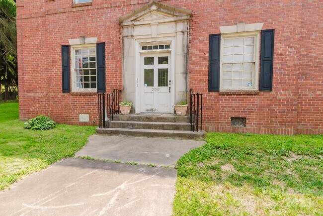 Building Photo - 203 W Liberty St