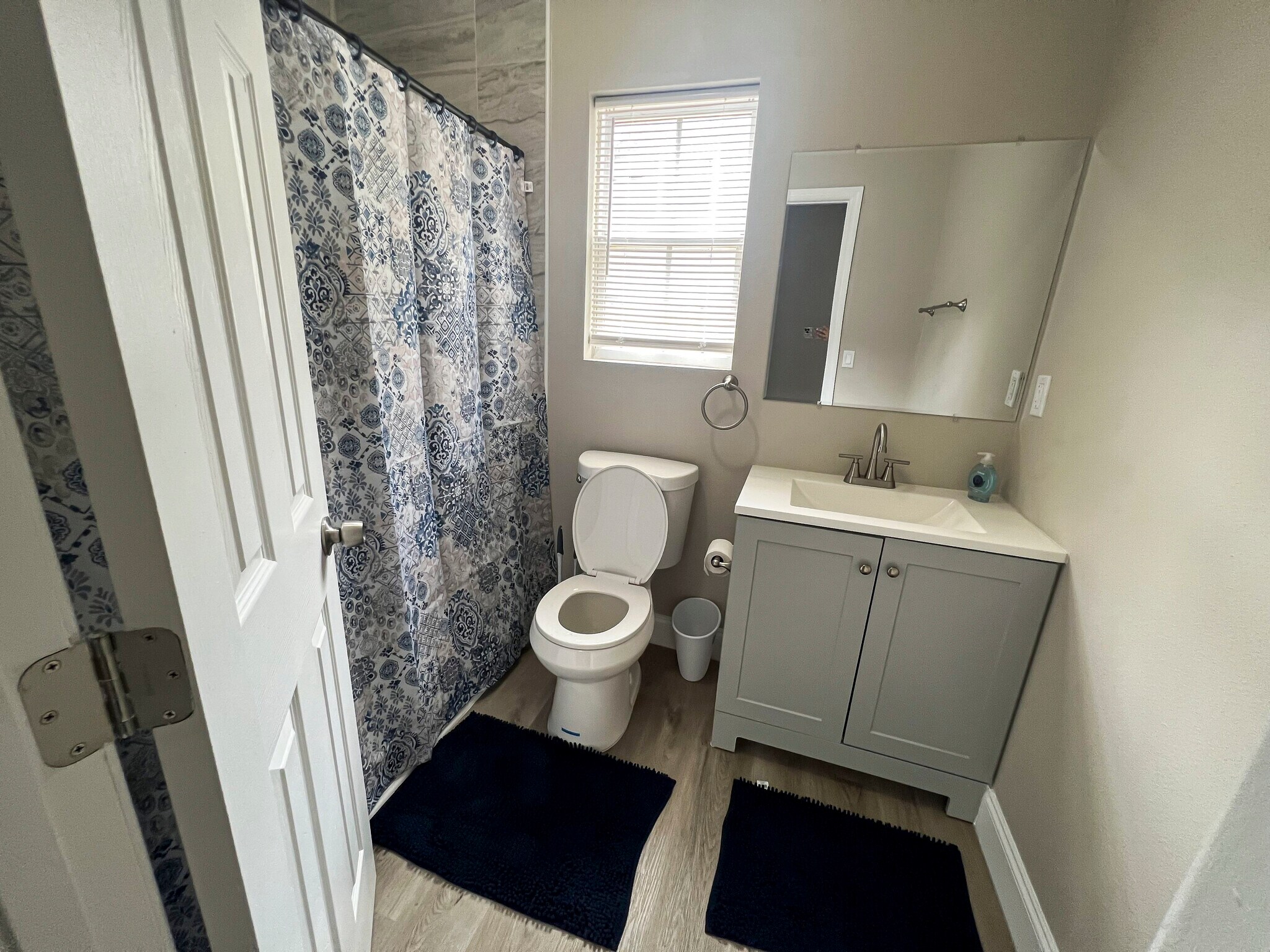 Building Photo - 704 Saint Clair St