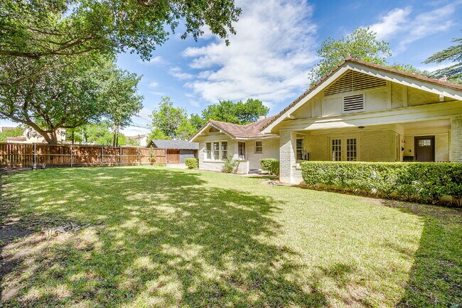 Building Photo - Beautifully Updated 3 Bedroom Home in the Heart of TCU