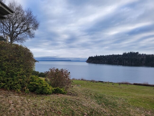 Building Photo - 2BD Condo Located in Charming Neighborhood...