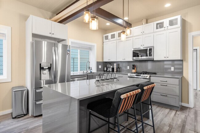 Building Photo - 917A 17th Ave