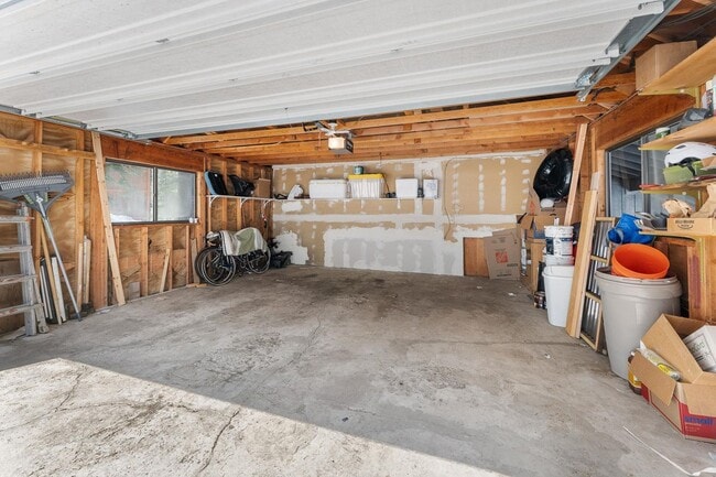Building Photo - SKI LEASE: Ranch Home with Garage & Gas Fireplace!