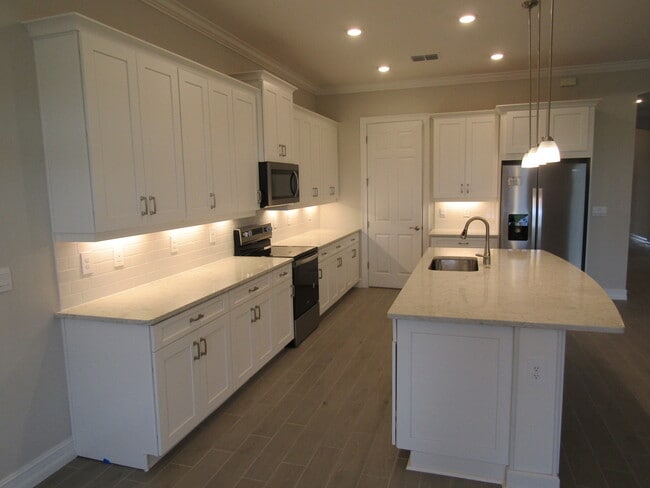 Building Photo - 608 Maraviya Blvd