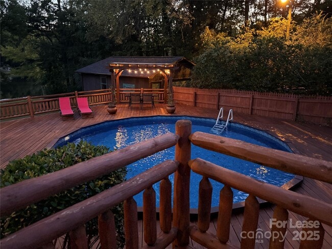 Building Photo - 1011 Lakeshore Dr