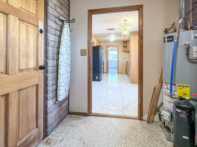 Building Photo - Spacious 3 bedroom 2 bath with Solar Panels