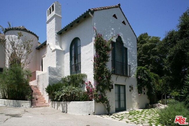 Building Photo - 2243 E Live Oak Dr