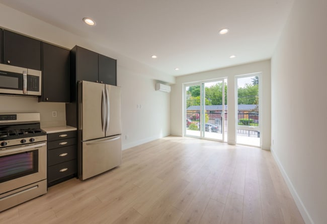 Building Photo - Stylish Everett Home Near Boeing – Modern ...