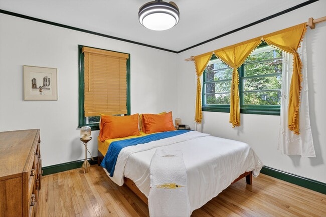 Building Photo - Fully Furnished Home with an Incredible Mi...