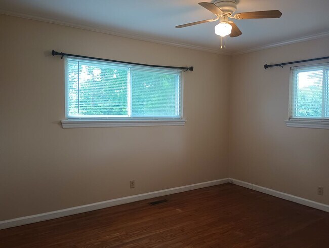 Building Photo - Don't Miss this 2 bedroom with Garage, Lar...