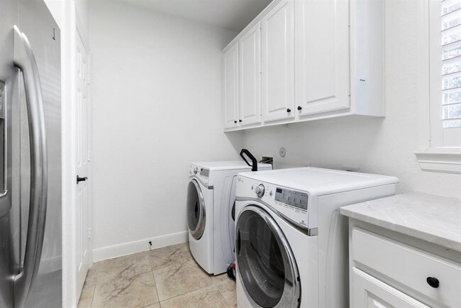 Building Photo - 99 W Hullwood Cir