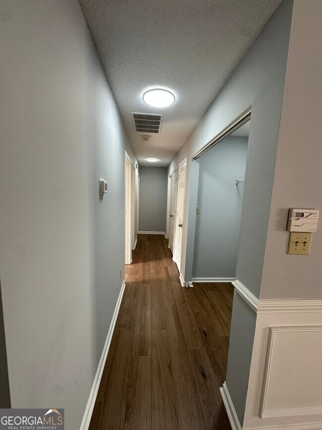 Building Photo - 6609 Saganaw Dr