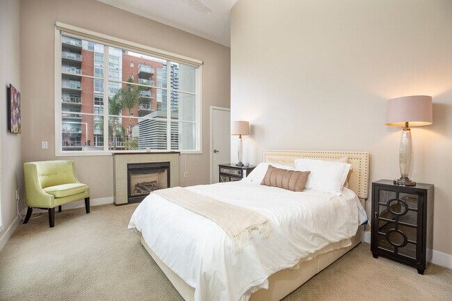 Building Photo - Modern Townhome Living in the Heart of Dow...