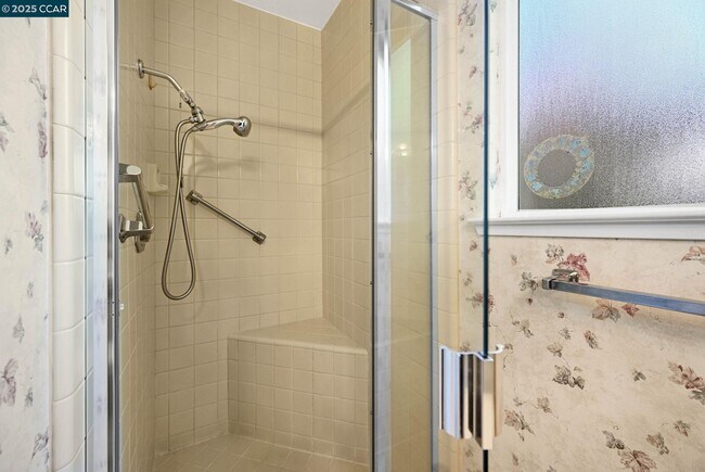 Building Photo - 251 Paraiso Dr