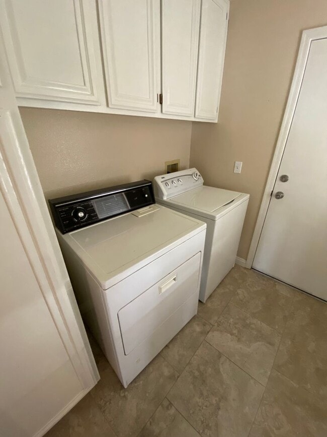 Building Photo - Beautiful 3 bed/2 bath home located near North Las Vegas