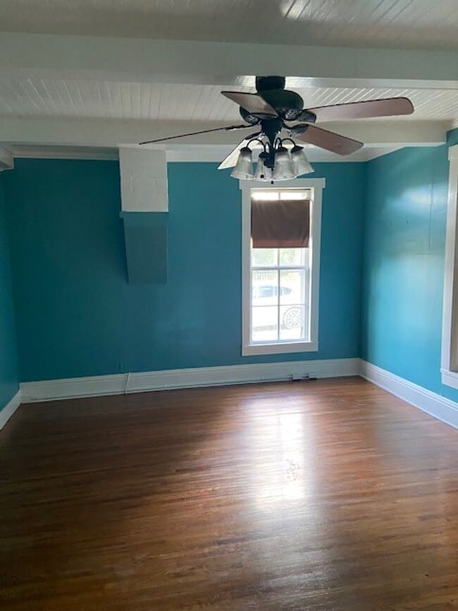 Building Photo - Beautiful 3brm, 2bath Home in Heart of Bur...