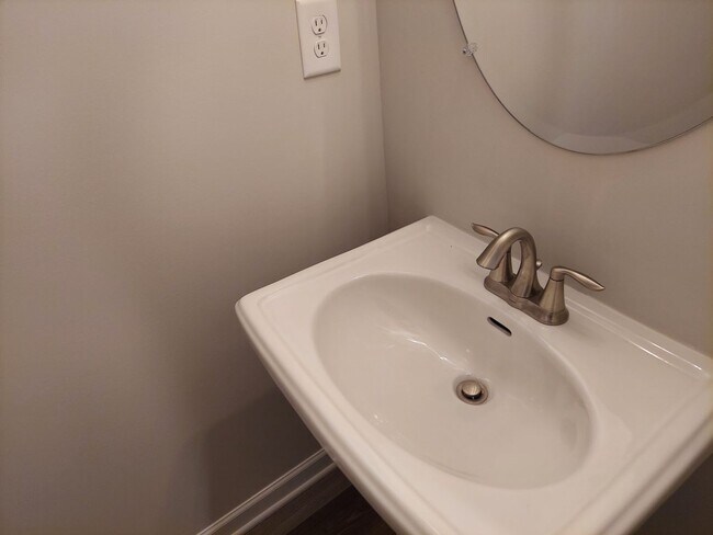 Building Photo - In-Town Townhome for rent in Monroe Heights!