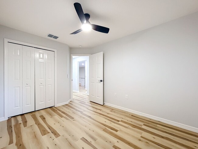 Building Photo - Remodeled Townhouse - Granite Counters, Fe...