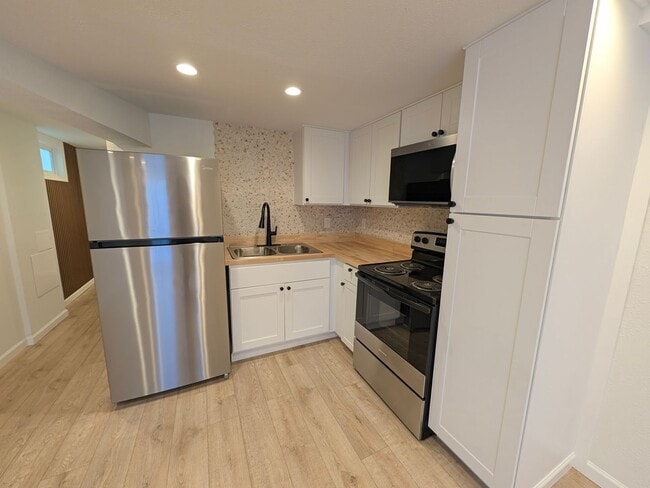 Building Photo - 414 3rd Ave