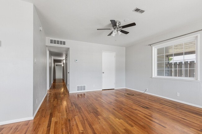 Building Photo - 3 Bedroom 2 Bath Conveniently Located House!