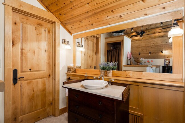 Building Photo - 66 Mountain Loop Rd