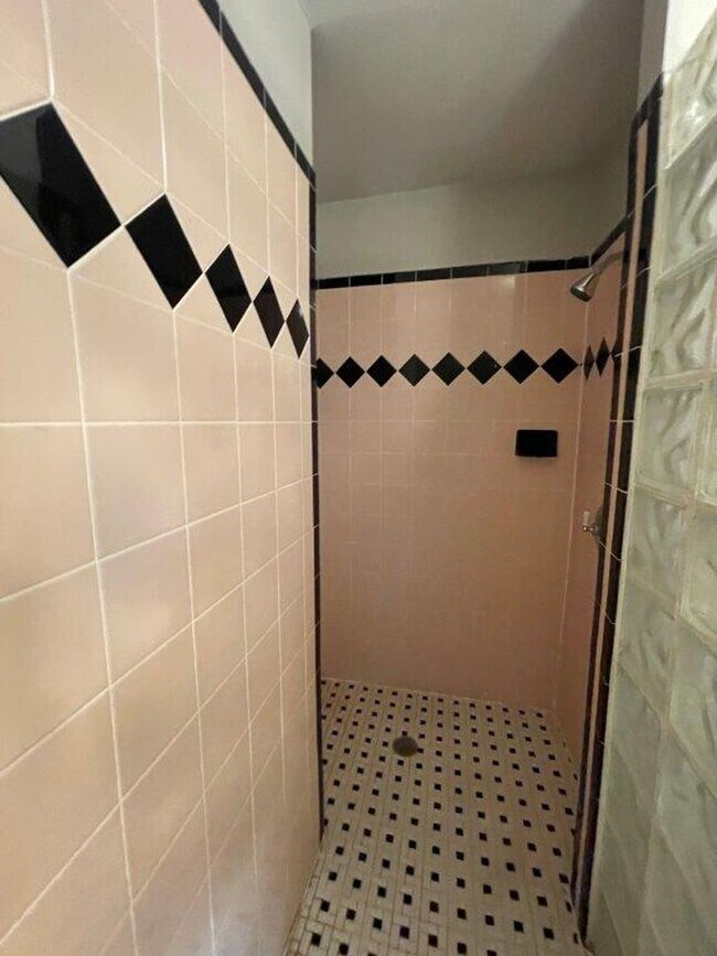 Building Photo - 3 bed 2 bath, 2 car with wood floors, fenc...