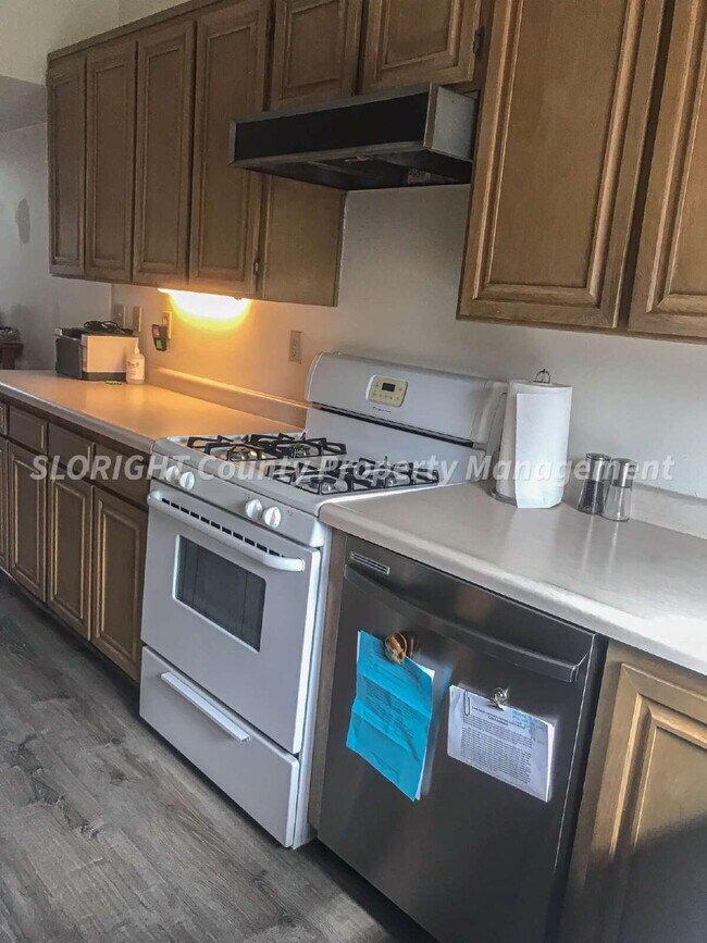Building Photo - AVAILABLE NOW - 2 Bedroom plus den and loft / 2 Bathroom Condo on East Foothill in SLO