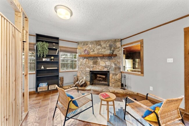 Building Photo - 28 W Inwood Forest Dr