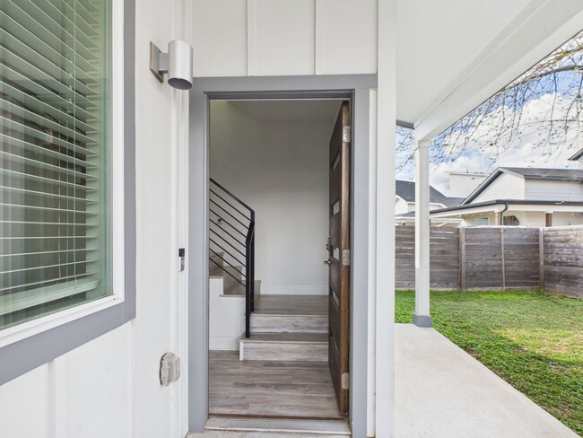 Building Photo - Modern Freestanding Condo with Private Yard Near Downtown Austin