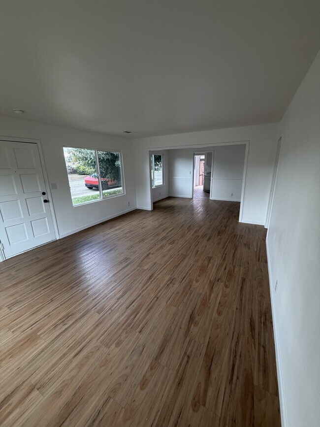 Building Photo - 910 E Tulare Ave