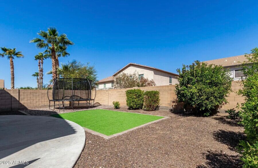 Building Photo - 706 W Green Tree Dr