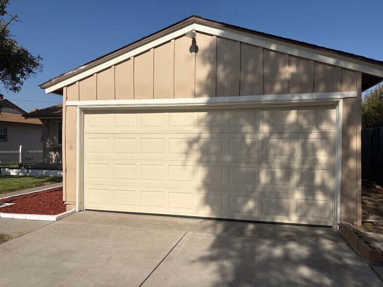 Building Photo - 3552 N Alameda Ave