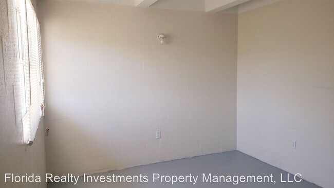 Building Photo - 825 E University Blvd