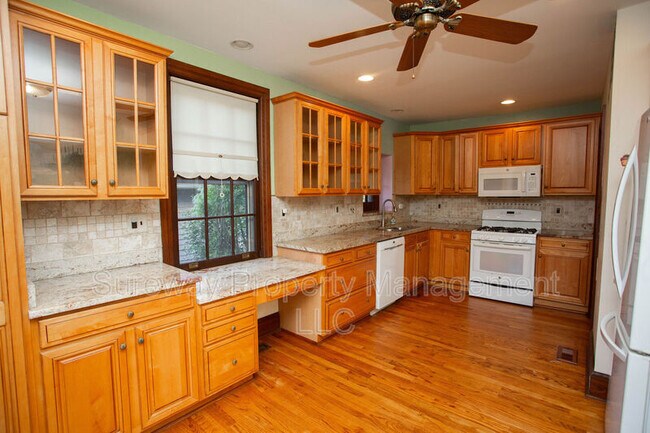 Building Photo - 319 N Newton Lake Dr