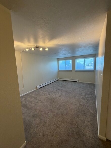 Building Photo - 1150 Golden Cir