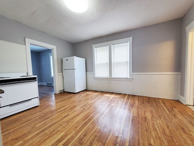 Building Photo - 3 Bed - 2 Full Bath Cape Cod for Rent