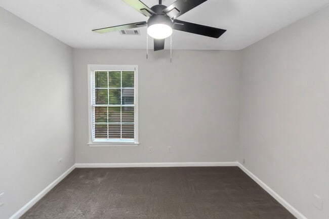 Building Photo - Don’t Miss This Beautiful 4BR/2BA Home wit...