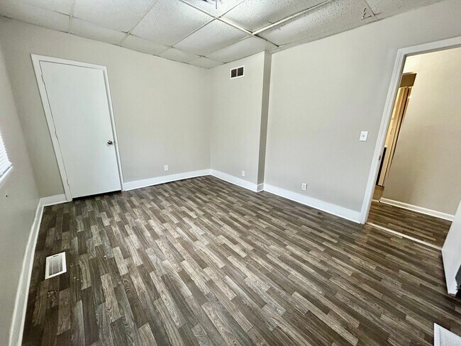 Building Photo - 3 Bedroom Available!!