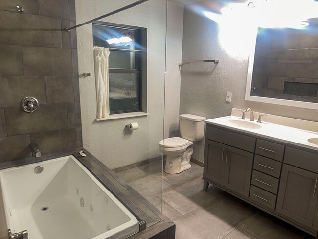 Building Photo - Pet-Friendly AMAZING Home Close To Town, Yet Private And Peaceful!