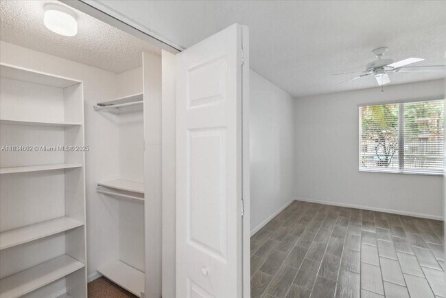 Building Photo - 6952 SW 39th St