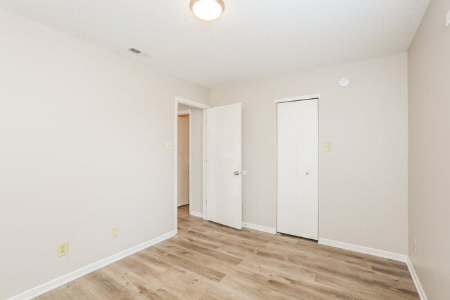 Building Photo - 8840 Hosta Way