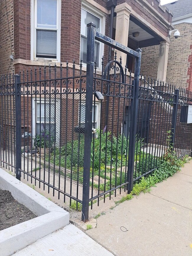 Building Photo - 2354 S Whipple St