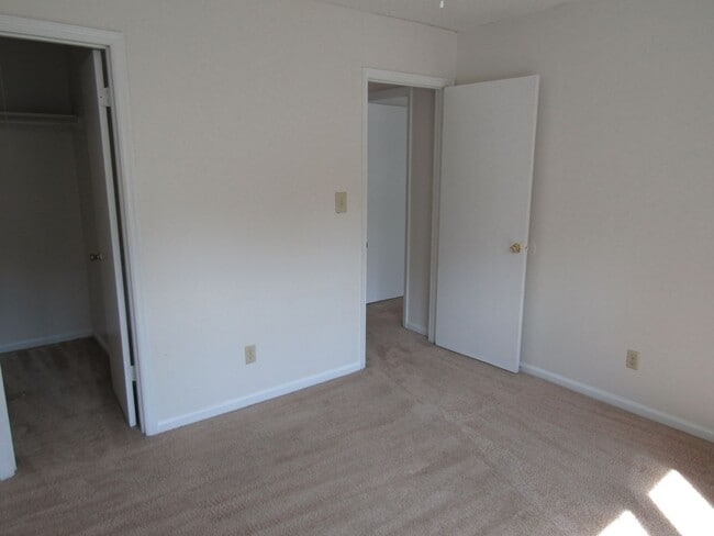 Building Photo - Charming 2 bed, 1.5 bath