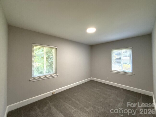 Building Photo - 932 Hickory Nut St